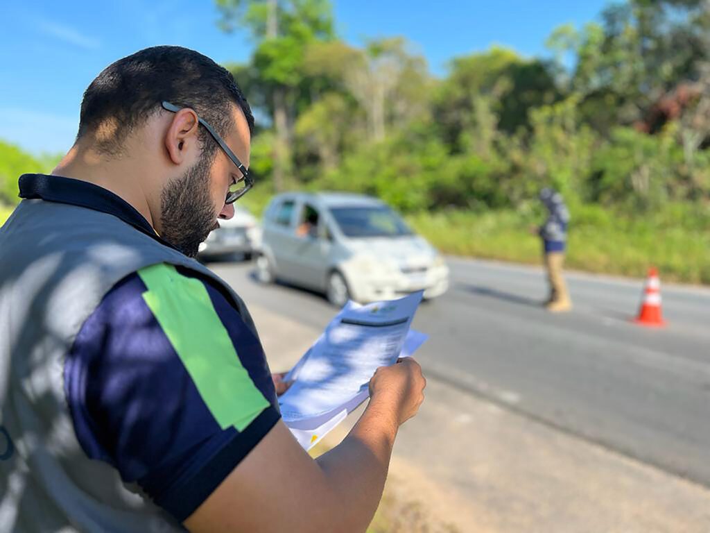 Operação Ano Novo: Arsepam projeta fluxo superior a 20 mil passageiros nos transportes intermunicipais 2 Arsepam 2 Fiscal da Arsepam verificando dados 1024x768 1