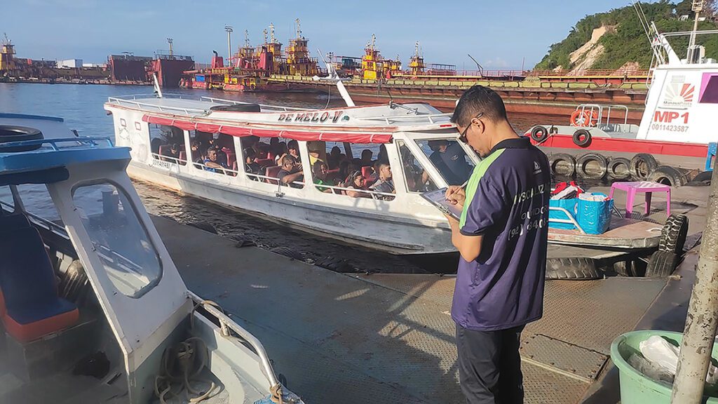 Operação Ano Novo: Arsepam projeta fluxo superior a 20 mil passageiros nos transportes intermunicipais 3 Arsepam 3 Fiscal da Arsepam no transporte hidroviario intermunicipal 1024x576 1