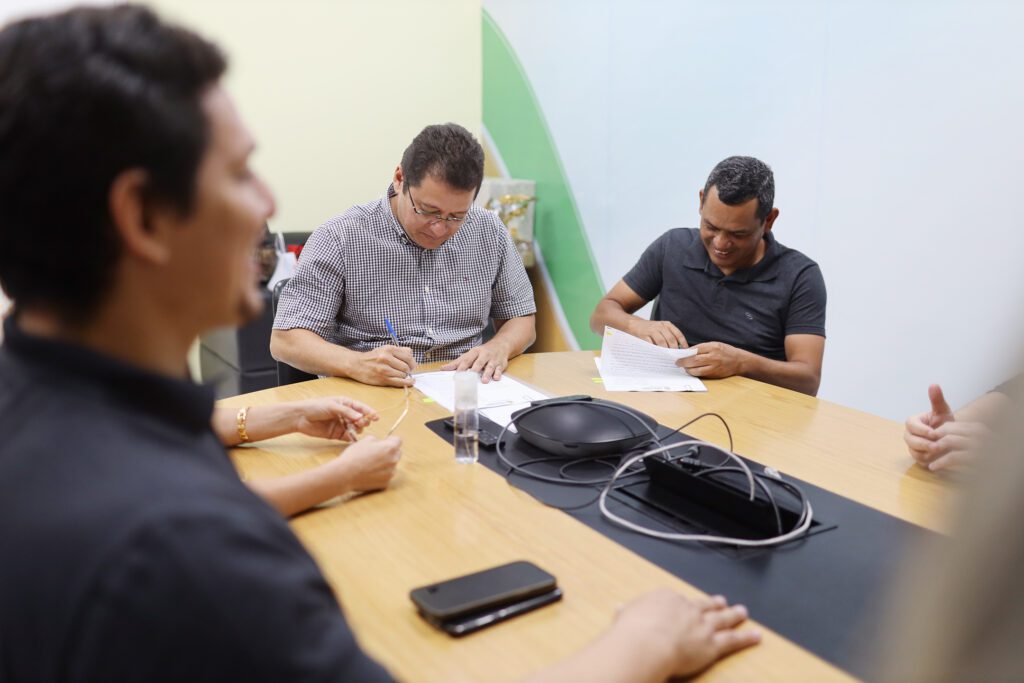 Governo do Estado vai investir R$ 9,8 milhões para recuperar vicinais em Alvarães 2 CONVENIO ALVARAES TIAGO CORREA UGPE02 1024x683 1