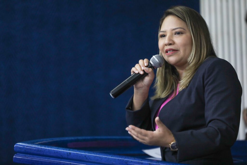 ‘Estou agradecida pela oportunidade na minha vida’, diz beneficiária do Crédito Rosa 2 Credito Rosa secretaria da Seas Kely Patricia 1024x683 1