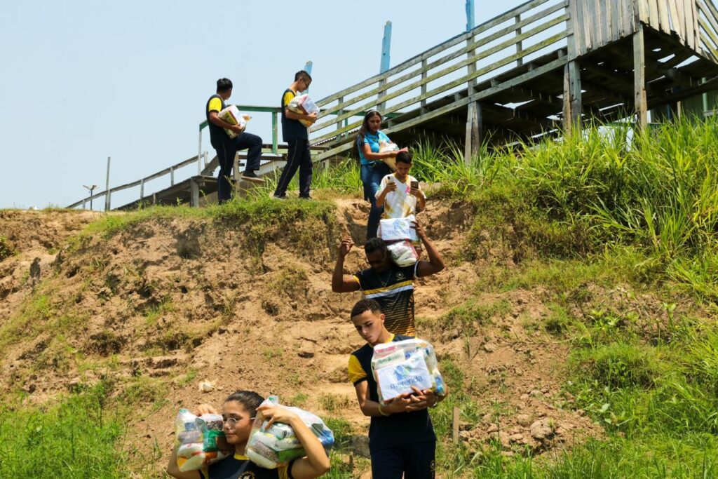 Mais 7 mil kits do programa ‘Merenda em Casa’ foram entregues a estudantes do Amazonas impactados pela estiagem 3 Educacao Merenda em Casa Fotos 3 1 2 1024x683 1