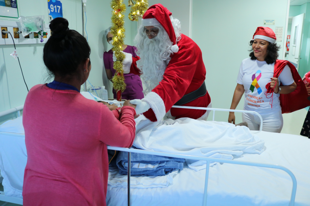Pacientes da Fundação Cecon recebem a visita do Papai Noel 2 FCecon Visita Papai Noel FOTO Luis Mansueto 2