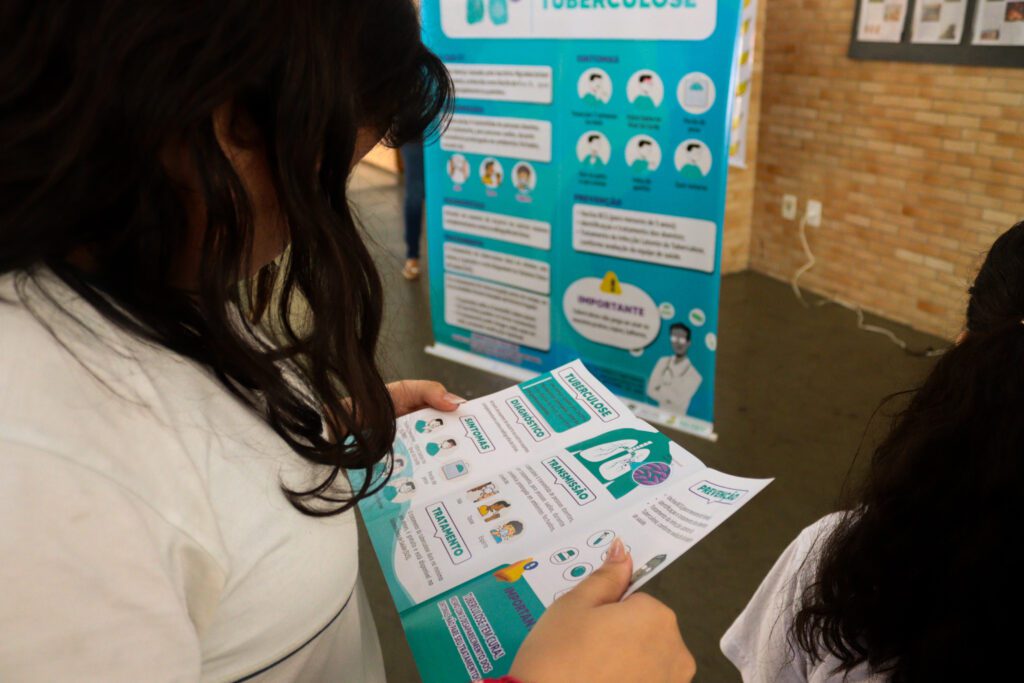 Vigilância em Saúde do Amazonas avança nas estratégias de prevenção a doenças em 2023 4 FVS RCP Educacao em Saude Tuberculose FOTO Divulgacao SESC 2 1024x683 1