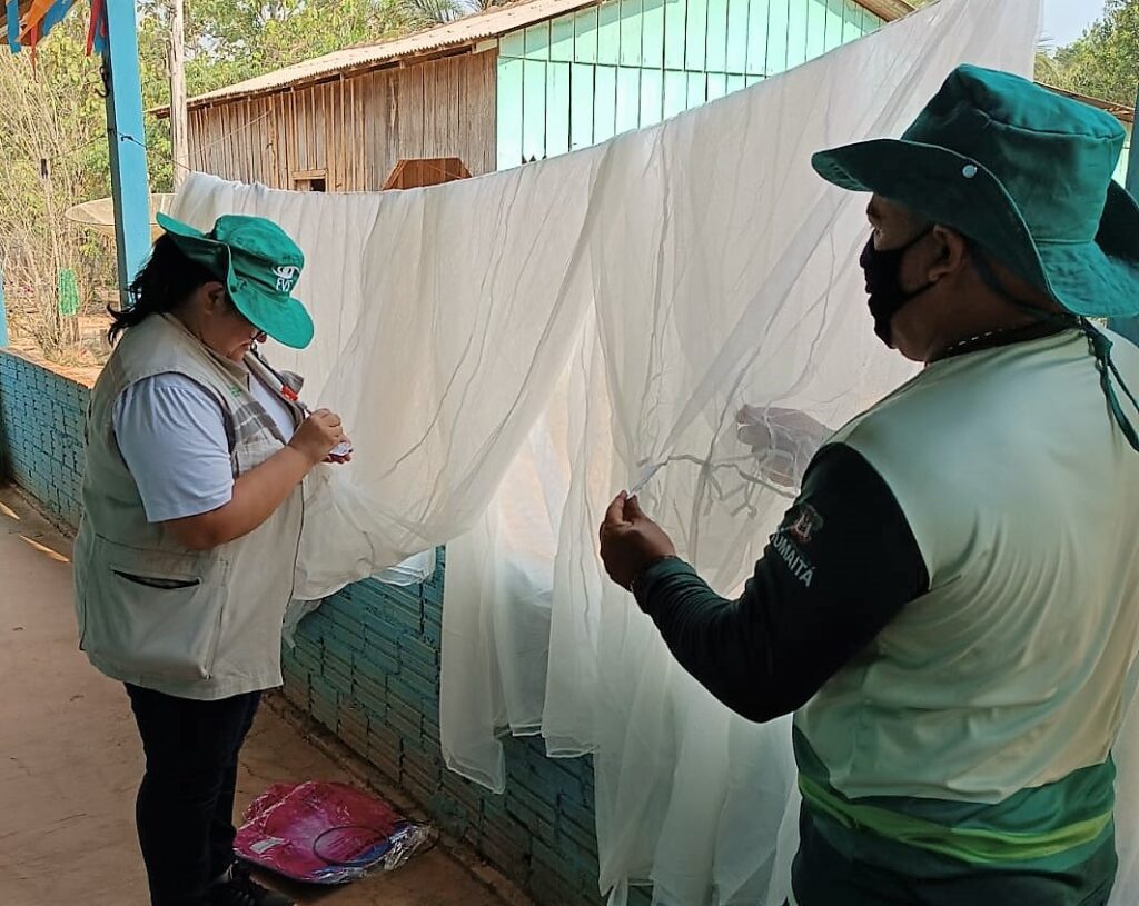 Vigilância em Saúde do Amazonas avança nas estratégias de prevenção a doenças em 2023 2 FVS RCP Estudo sobre impacto de mosquiteiros impregnados FOTO Divulgacao 2 1024x815 1