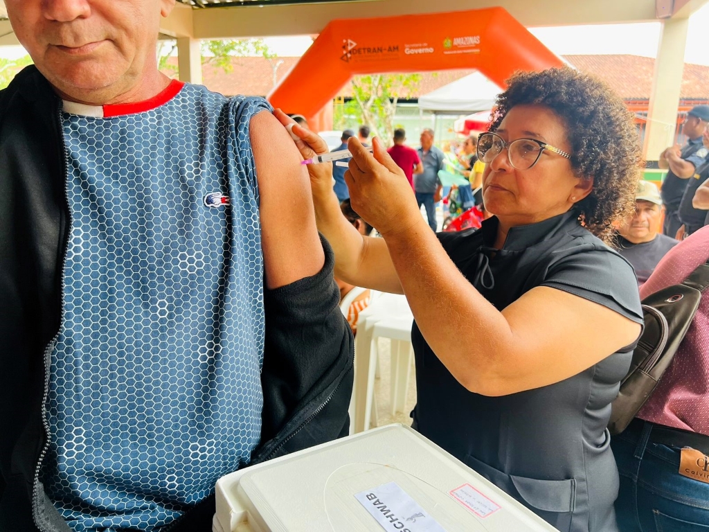 Saúde participa de vacinação contra influenza e Covid-19 em Rio Preto da Eva 4 FVS RCP Vacinacao em Rio Preto da Eva FOTO Divulgacao FVS RCP 1