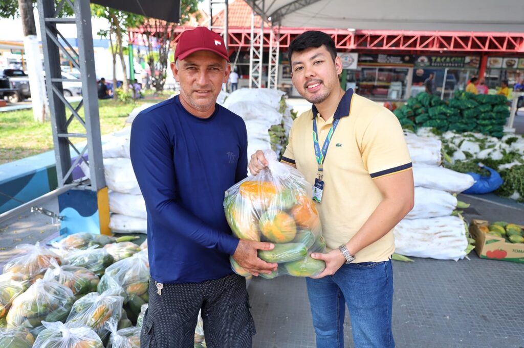 Governo do Amazonas movimenta mais de R$ 3,5 milhões na compra de alimentos da agricultura familiar 3 Foto Emerson Martins Sepror Agricultor familiar da zona rural de Manaus Marcos Roberto Magalhaes e o Coordenador do PAA no Amazonas Juliano Osawa 1024x682 1