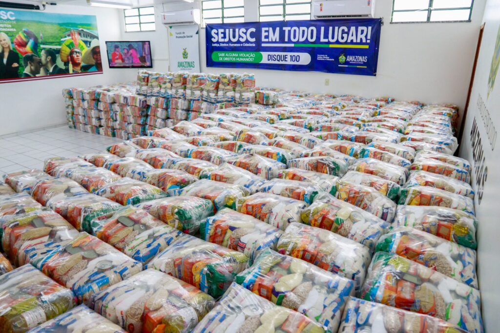Governo do Amazonas distribui 1,1 mil cestas de alimentos para organizações com trabalhos sociais no Amazonas 2 Foto Lincoln Ferreira Sejusc Cestas Basicas 3 1024x682 1