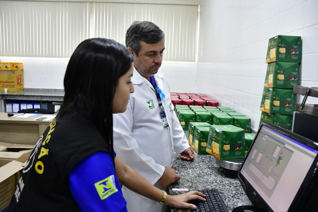Operação ‘Boas Festas’: Ipem-AM fiscaliza mais de 13,4 mil produtos natalinos em Manaus e Região Metropolitana 4 IPEM 7 1024x683 1