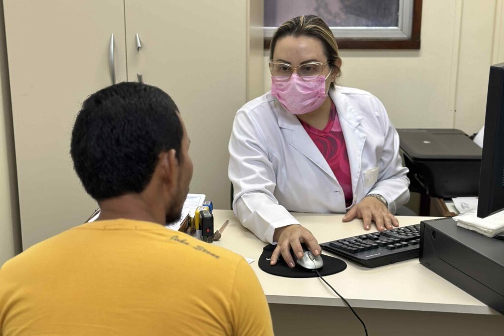 Levantamento aponta faixa etária com maior número de doadores de sangue no Amazonas 3 Jael Bohadana atendendo doador de sangue FOTO Felipe Nascimento 1024x683 1