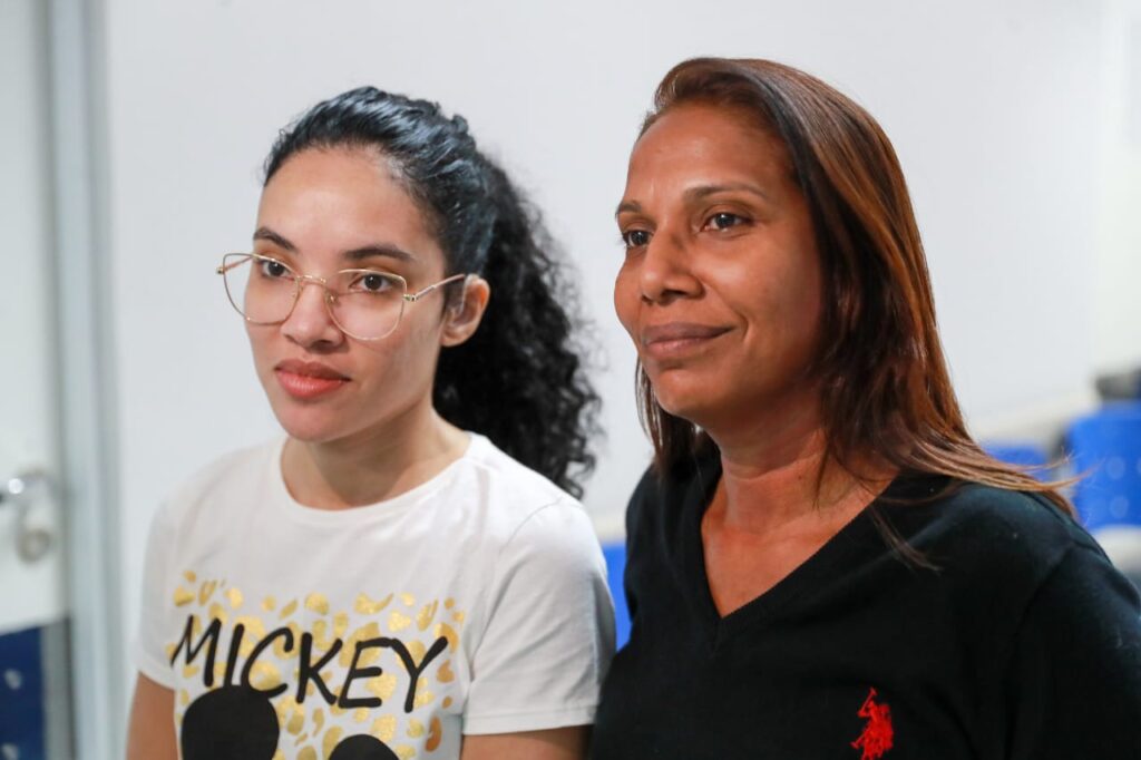 Implante Coclear: Governo do Amazonas realiza 28 procedimentos de ouvido biônicos em 2023 2 Paciente Jessica Fernanda Morais com a tia Luciana Avelar 1024x682 1