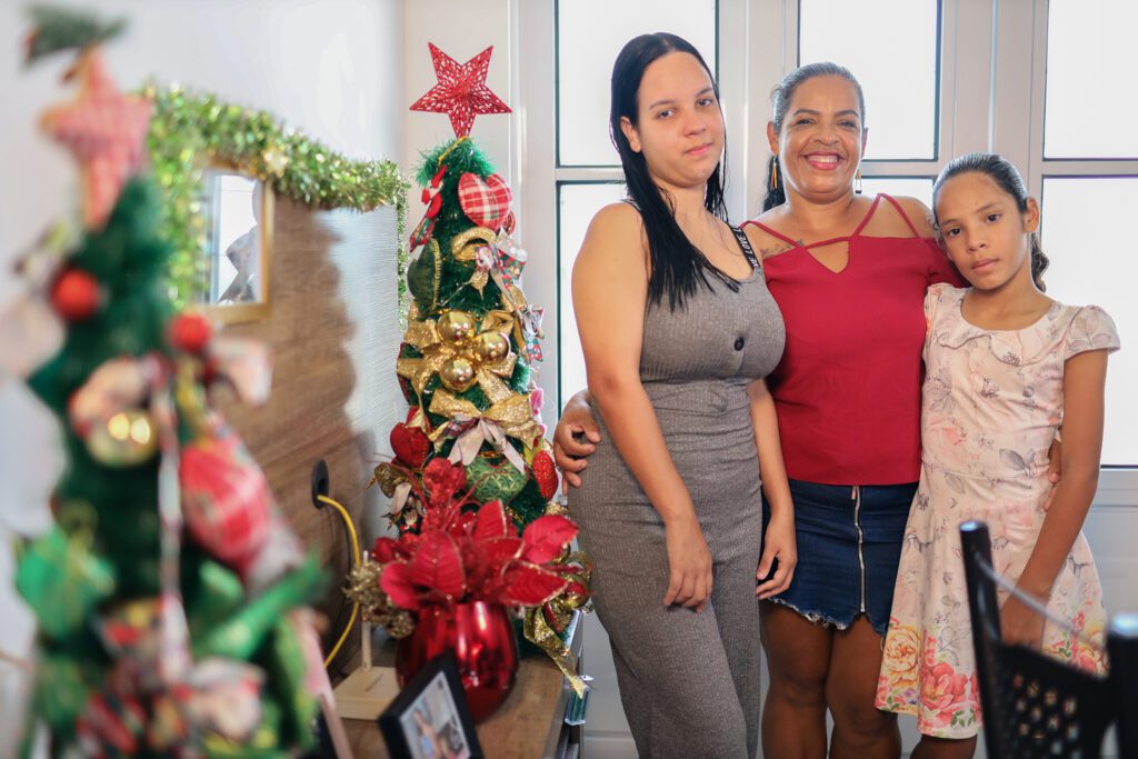 Famílias do Prosamin+ comemoram o primeiro Natal fora das áreas de risco 2 SEDURB DINAMEIRE CA769 CERES E SUAS FILHAS GIOVANA E JORDANA FAMILIAS PROSAMIN TIAGO CORREA UGPE01 1024x683 1