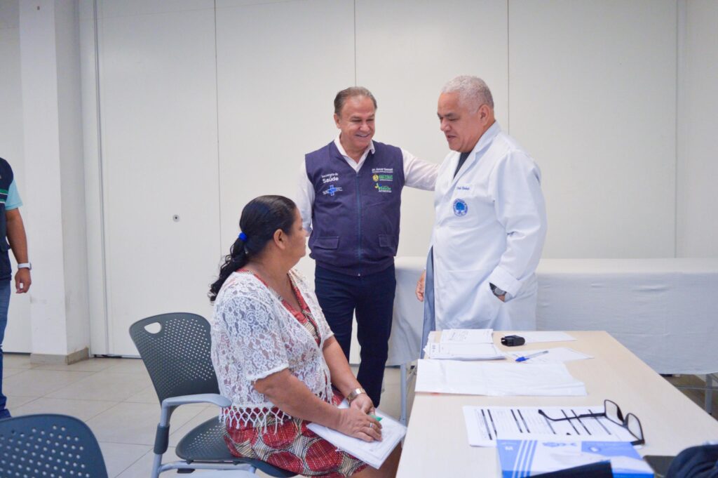 Saúde do Amazonas faz o último mutirão do ano com mais de 4 mil atendimentos em consultas e exames 3 SES AM.04 Secretario Anoar Samad acompanhando os atendimentos 1024x681 1