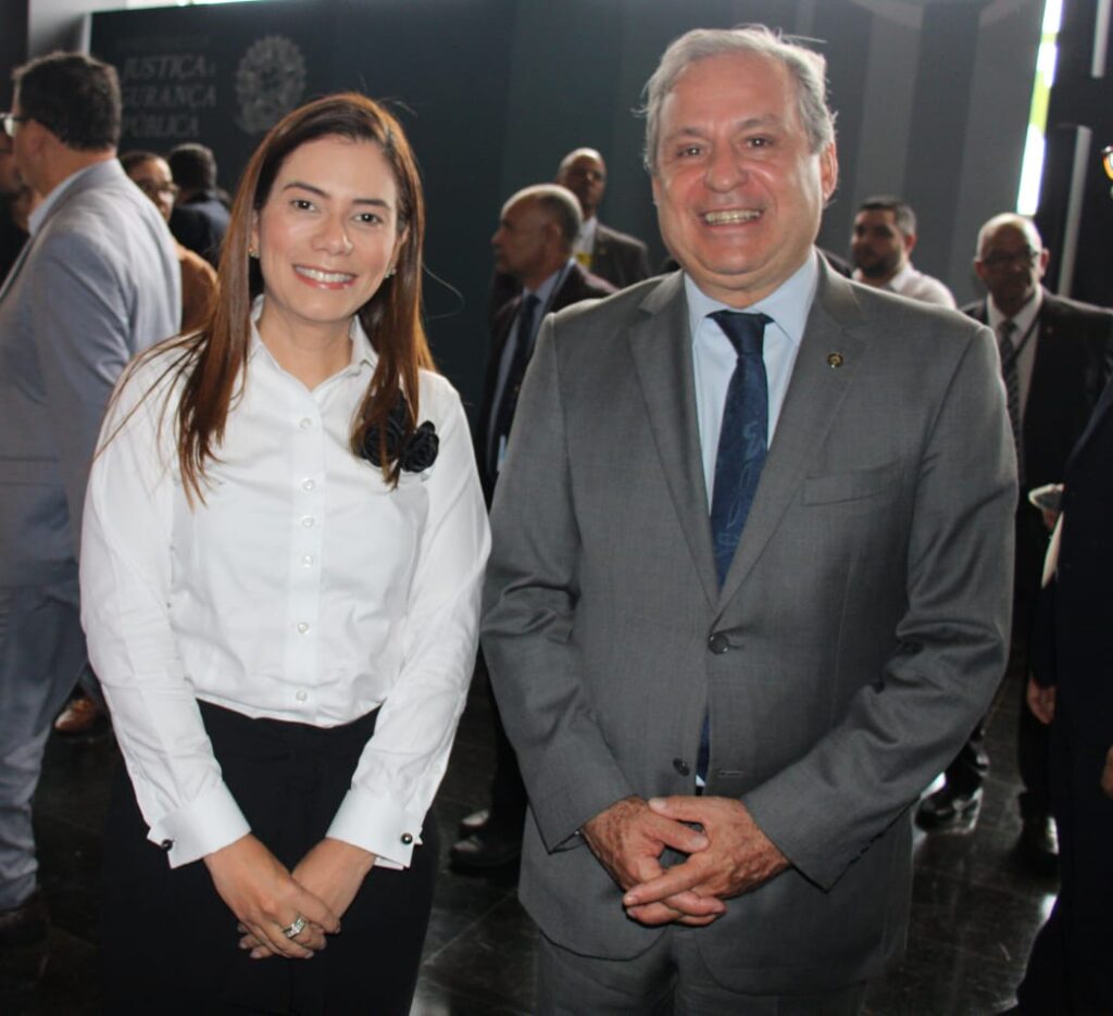 Governo do Amazonas recebe viaturas do Governo Federal para fortalecimento da segurança pública 2 Secretaria Ines Simoneti e Secretario Nacional de Seguranca Tadeu Alencar 1024x935 1