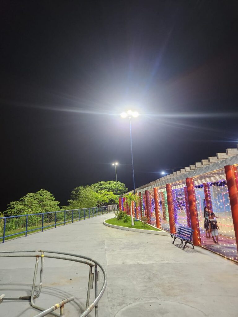Ilumina+ Amazonas chega a Envira e moderniza sistema de iluminação pública do município 2 Sedurb Praca com iluminadacao em Led em Envira 768x1024 1