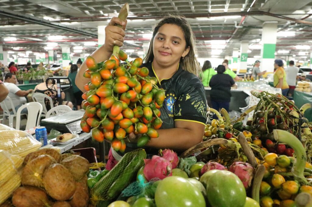 Safra da Pupunha: fruto é destaque nas feiras da ADS 2 ADS Safra da Pupunha fruto e destaque nas feiras da ADS Personagem Franciane Foto Divulgacao ADS 1024x682 1