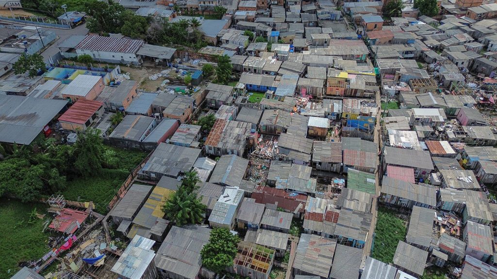 Prosamin+: Em 2024, UGPE vai reassentar 1.061 famílias, que deixarão as áreas de risco para ocupar moradias seguras 2 CASAS COMUNIDADE DA SHARP TIAGO CORREA UGPE01 1024x576 1