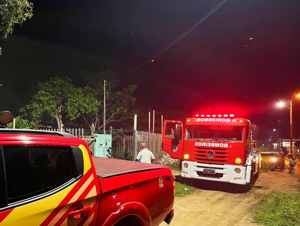 Em Parintins, Corpo de Bombeiros combate incêndio em residência de alvenaria 2 CBMAM INCENDIO EM RESIDENCIA PARINTINS 3 1024x773 1