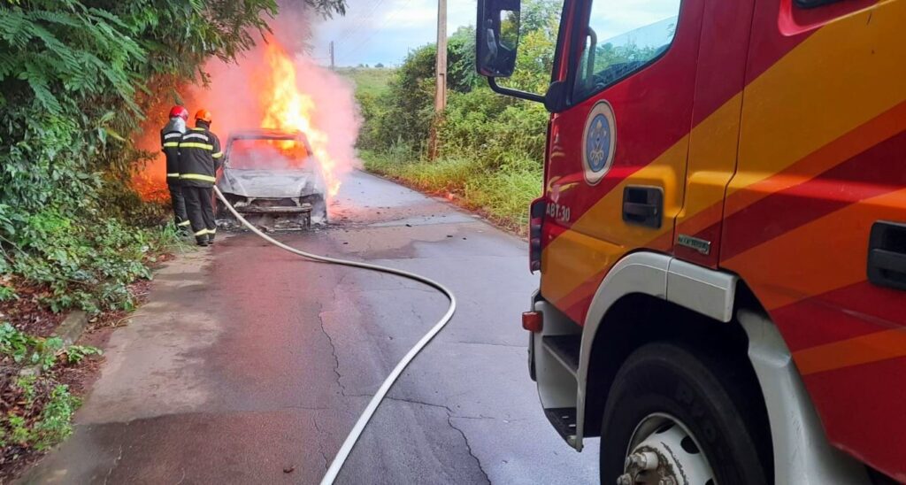 Em ação rápida, bombeiros de Iranduba combatem incêndio em veículo 2 CBMAM INCENDIO EM VEICULO EM IRANDUBA 1024x548 1