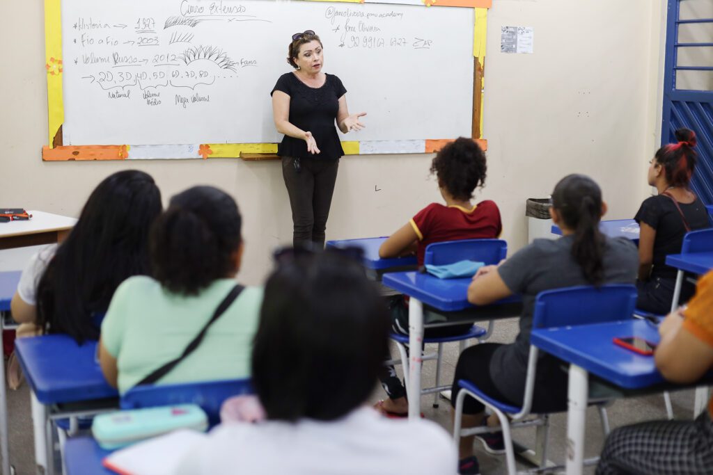 UGPE capacitou 470 beneficiários do Prosamin+ em 2023, abrindo novas oportunidades de renda às famílias 3 CURSO PROSAMIN EXTENSAO CILIOS TIAGO CORREA UGPE04 1024x683 1