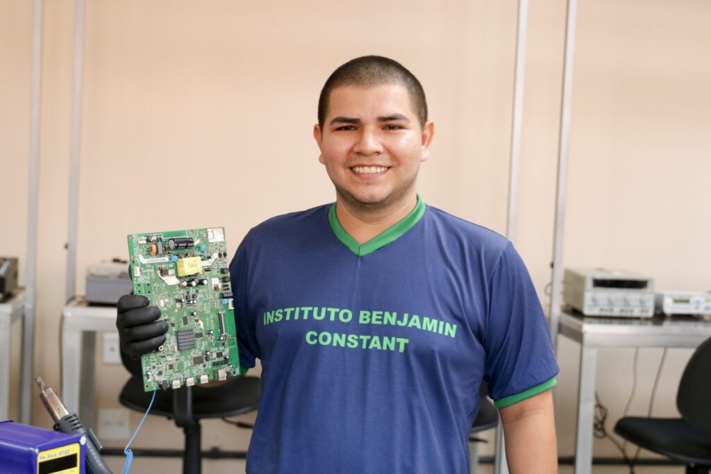 Cetam disponibiliza mais de 3 mil vagas para cursos técnicos e especializações no Amazonas 2 Cetam Aluno Ian Kevin de Sousa 1 1024x683 1