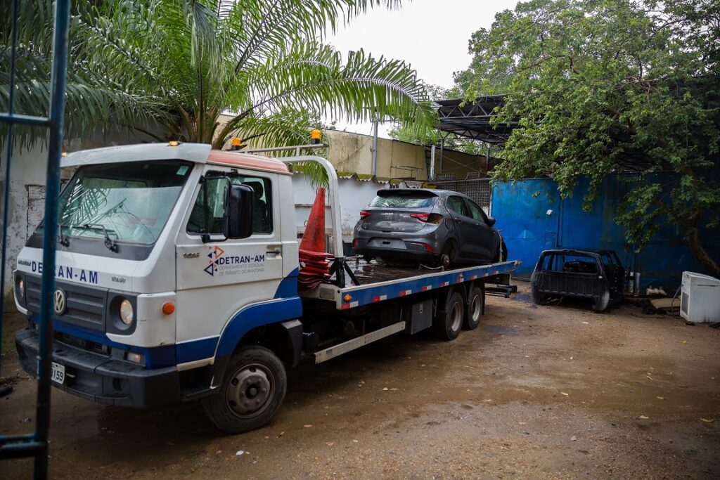 Fiscalização do Detran-AM atua na regularização de empresas de desmonte de veículos 3 Desmonte CREDITO Isaque Ramos Detran AM 2 1024x683 1