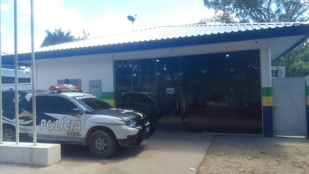 PC-AM e PMAM apreendem adolescente por ato infracional análogo ao crime de homicídio contra o próprio pai, em Carauari 2 FACHADA DIP CARAUARI 1 1024x576 1
