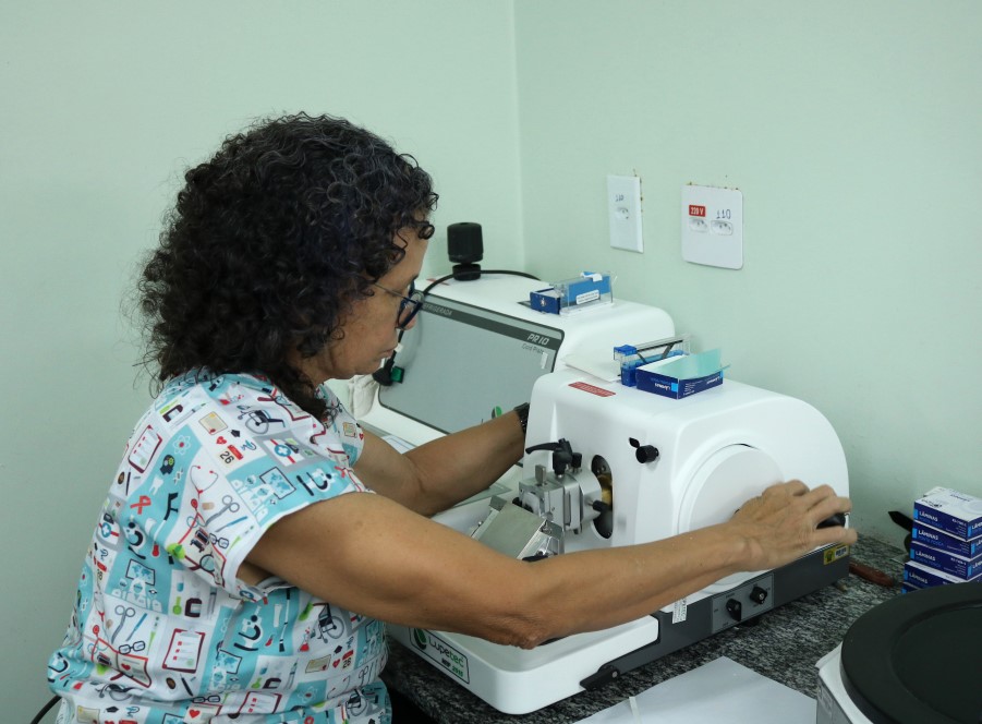 FCecon adquire novos equipamentos para Laboratório de Patologia 2 FCecon microtomo novo FOTO Dreyce Soares