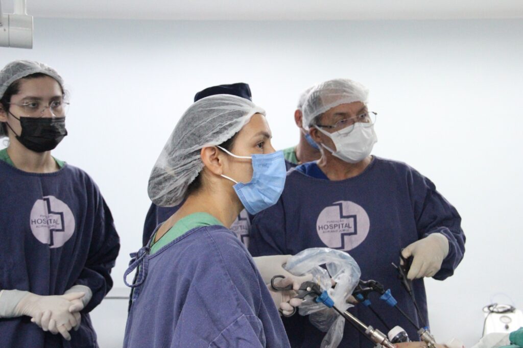 Fundação Hospital Adriano Jorge alerta para prevenção da pedra na vesícula 2 FHAJ CIRURGIA DE VESICULA DR SIDNEY CHALUB FOTO DANIEL JORDANO FHAJ 1024x682 1