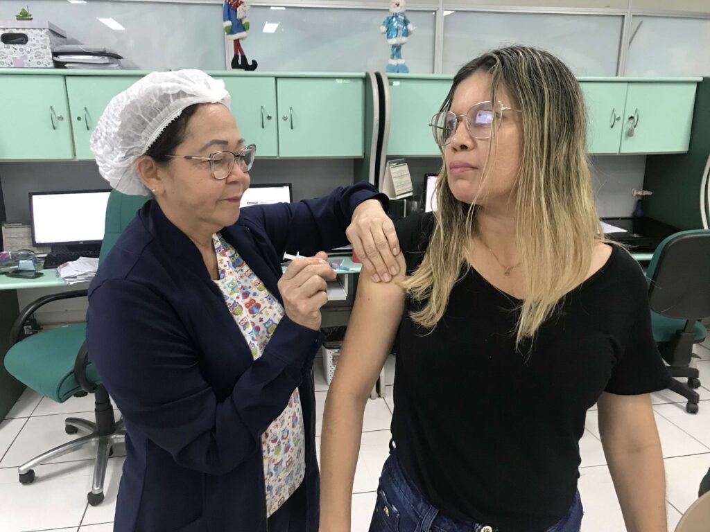 Covid-19: Saúde reforça para prevenção contra a doença durante período de maior circulação de vírus respiratórios no Amazonas 2 FVS RCP Vacinacao contra a Covid 19 FOTO Lucas Macedo FVS RCP 2 1024x768 1