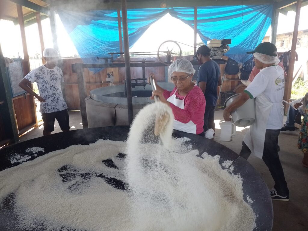 Idam leva palestra ‘Derivados da Mandioca’ a produtores rurais da Agriamigos, no Puraquequara 2 Idam Capacitacao Mandioca Divulgacao 2 1024x768 1
