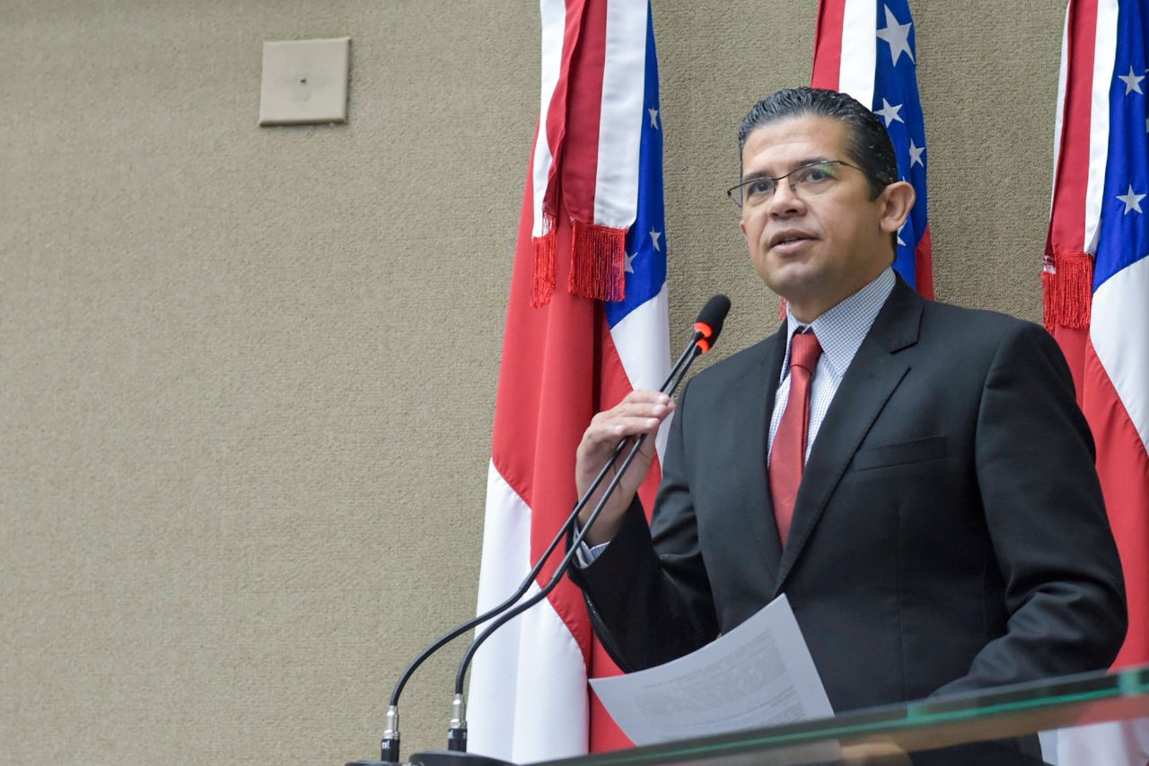 Lei que institui a pre iniciacao cientifica do ensino medio no Amazonas e de iniciativa do deputado Joao Luiz