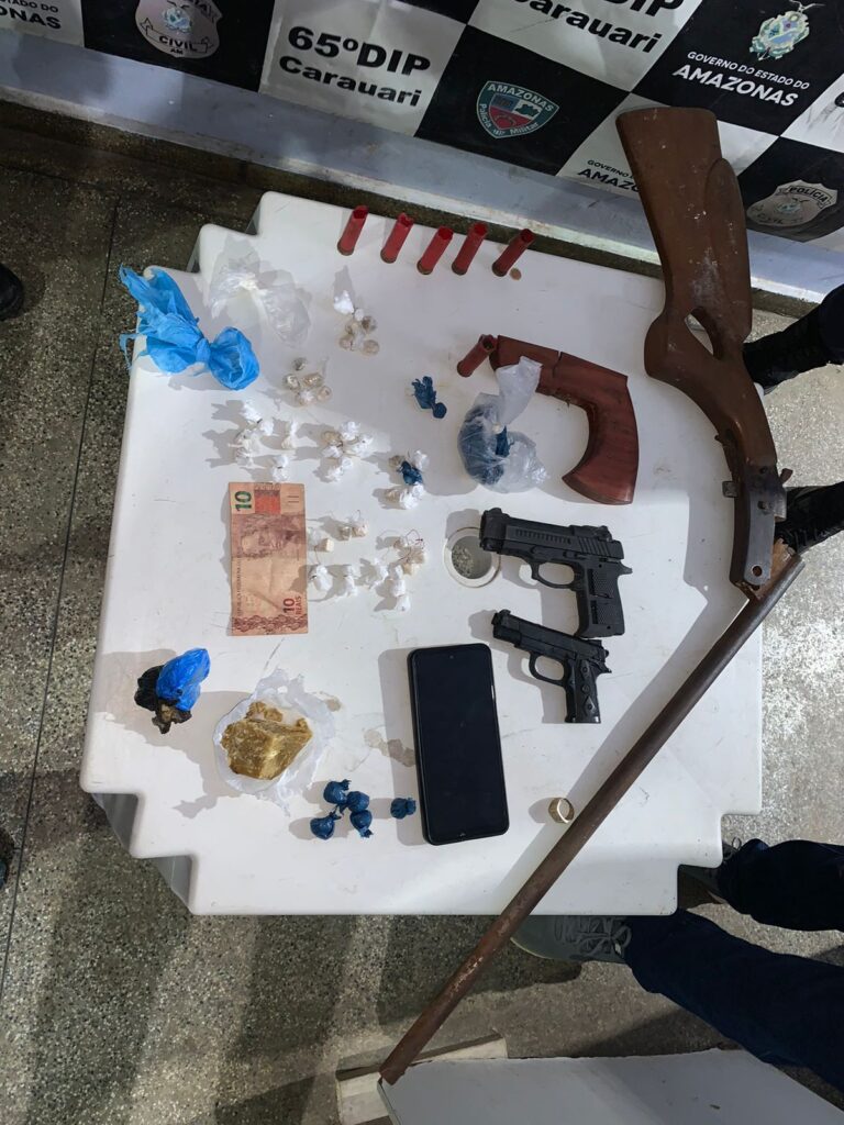 Em Carauari, PC-AM e PMAM prendem homem por tráfico de drogas e posse ilegal de arma de fogo 2 MATERIAL APREENDIDO 1 1 768x1024 1