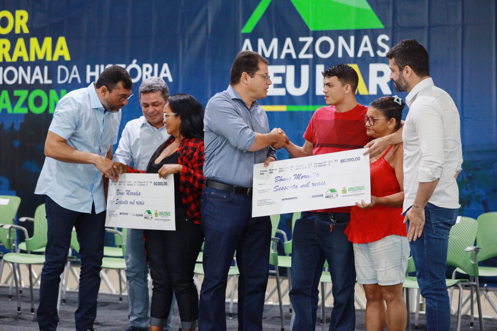 Prosamin+: Em 2024, UGPE vai reassentar 1.061 famílias, que deixarão as áreas de risco para ocupar moradias seguras 3 PAGAMENTO PROSAMIN TIAGO CORREA SEDURB090 1024x683 1