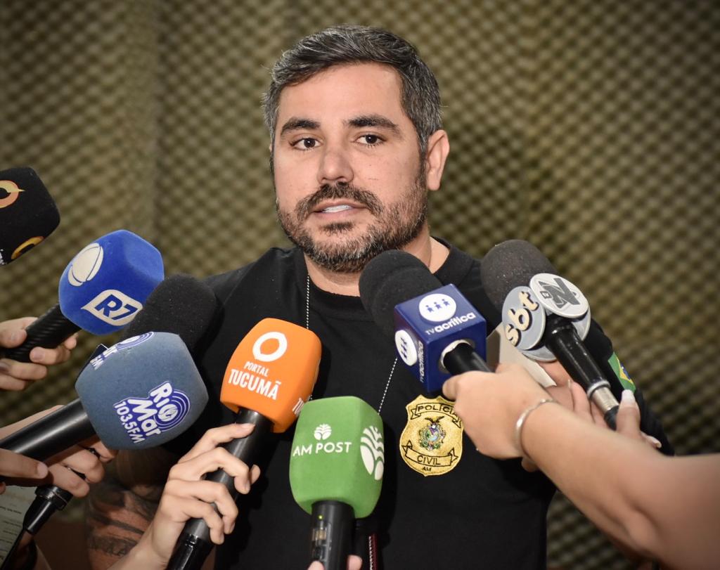 Mulher é presa por aplicar golpes avaliados em mais de R$ 80 mil se passando por representante de instituição beneficente 2 PC AM DELEGADO CICERO TULIO FOTO ERLON RODRIGUES 3