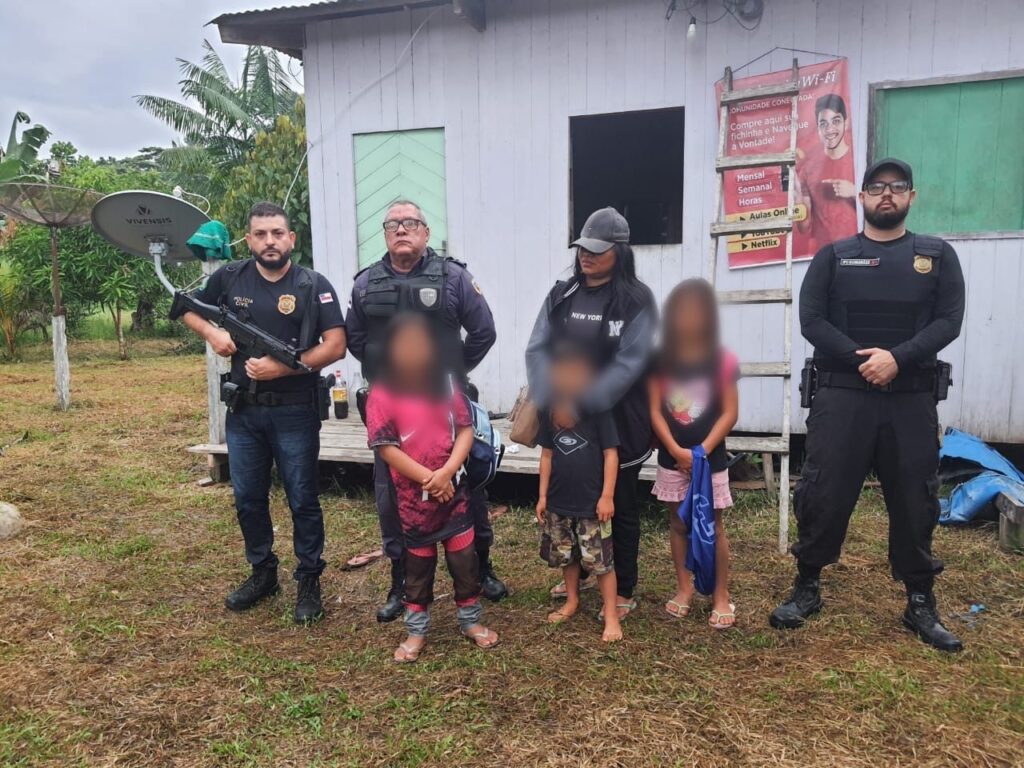 PC-AM resgata mulher e três crianças que viviam sob ameaça e cárcere privado em Fonte Boa 3 PCAM EQUIPE POLICIAL E FAMILIA RESGATADA FOTO DIVULGACAO 1024x768 1