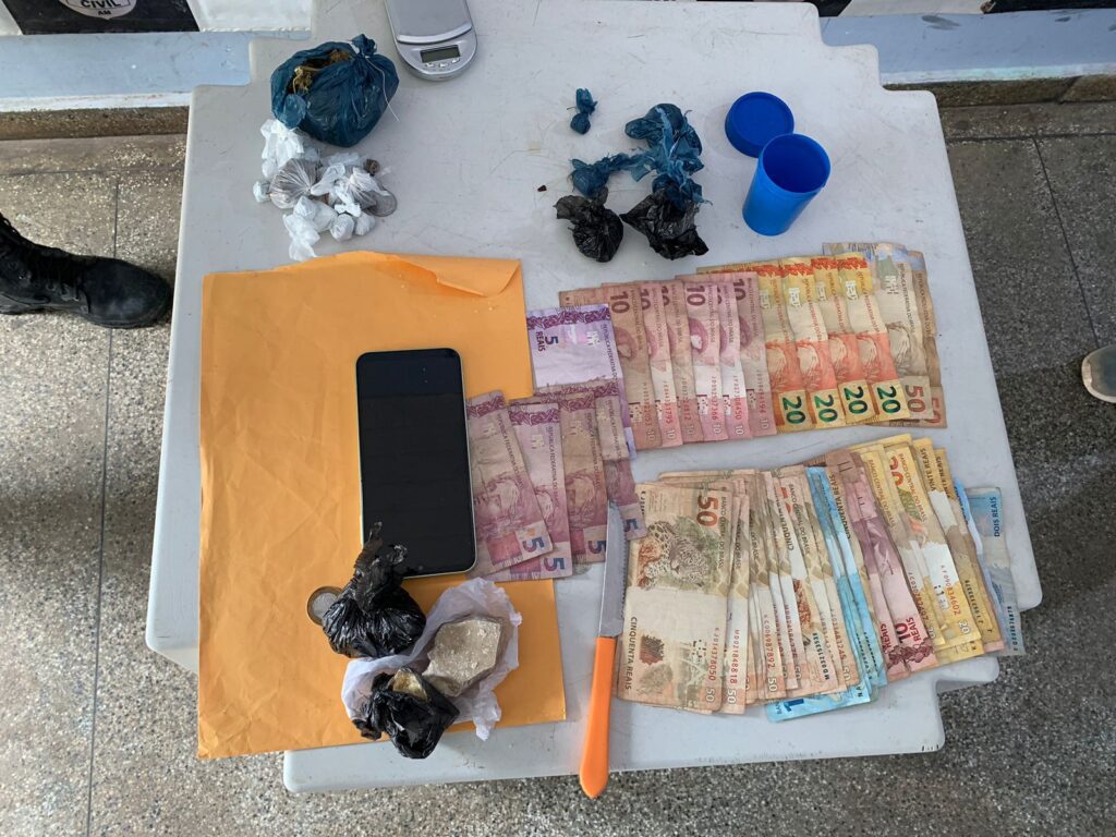 Em Carauari, Polícia Civil prende dupla em posse de drogas e cerca de R$ 3 mil em espécie 2 PCAM MATERIAL APREENDIDO FOTO DIVULGACAO 2 1024x768 1
