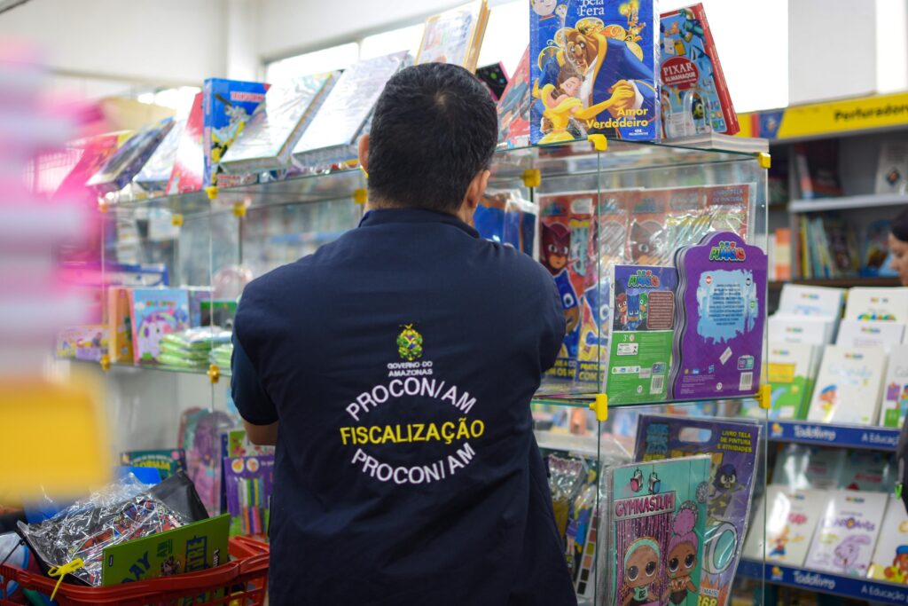 Procon-AM orienta sobre direitos do consumidor na hora de comprar o material escolar 2 PROCON AM FISCALIZACAO MATERIAL ESCOLAR 1024x683 1