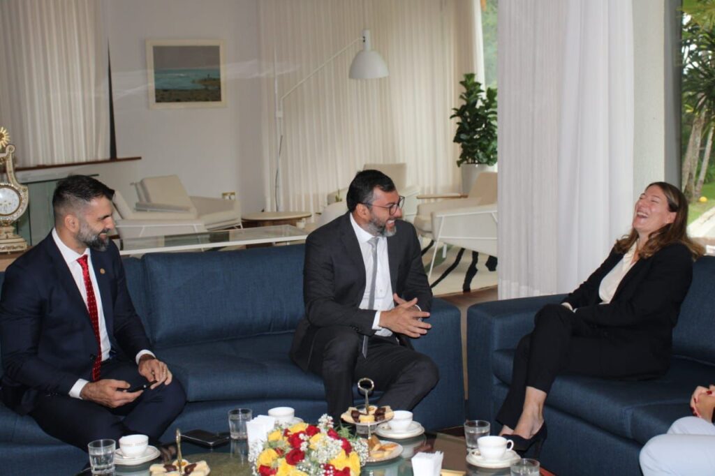 Wilson Lima apresenta projetos sustentáveis à embaixadora britânica e destaca importância da atuação do Reino Unido na Amazônia 2 Reuniao em Brasilia 3 1024x682 1
