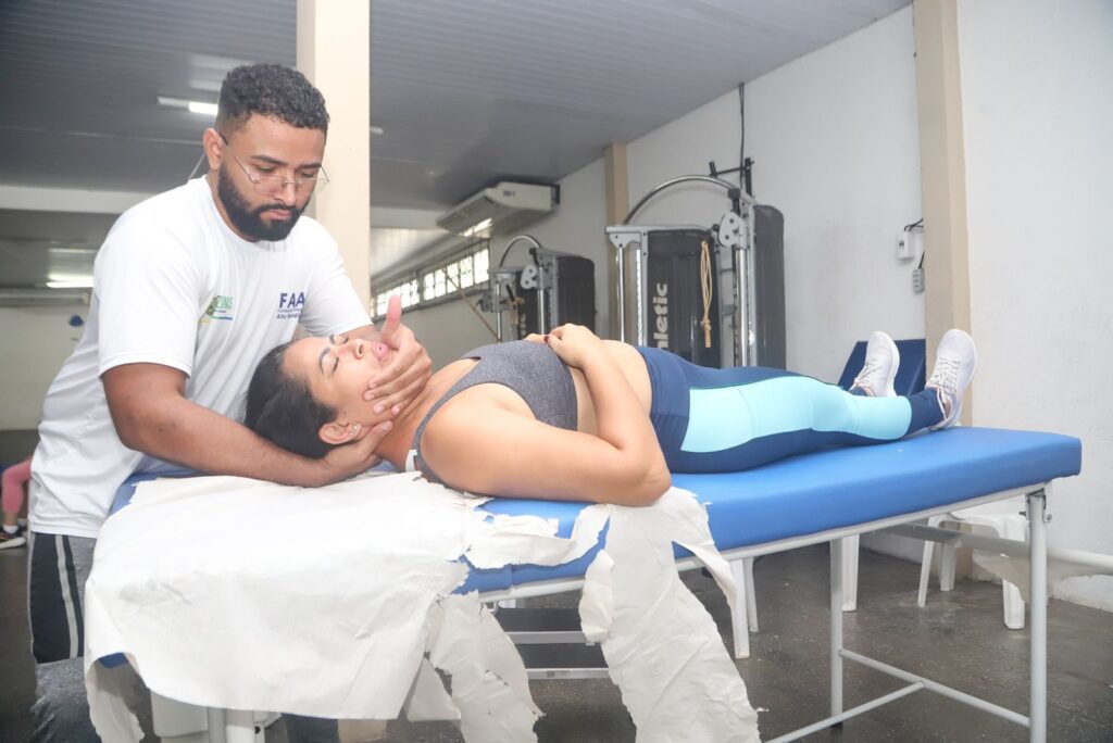 Sedel e Sejusc promovem ação em alusão à saúde mental na Vila Olímpica de Manaus 4 SEDEL Equipe do RespirAR ofereceu servicos de fisioterapia FOTO Julcemar Alves 1024x684 1