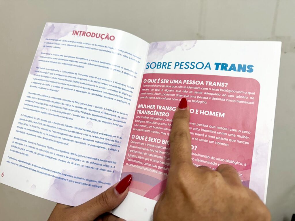 Dia Nacional da Visibilidade Trans: Sejusc auxilia na retificação de nome de pessoas trans no estado 2 Sejusc Foto Ygson Franca Sejusc 2 1024x768 1