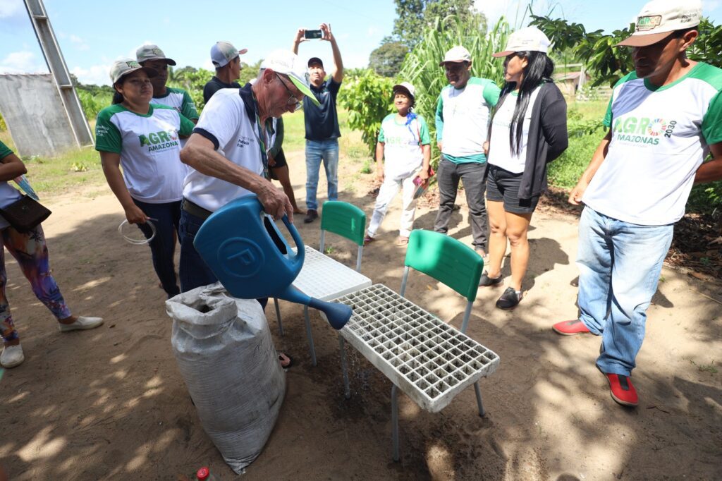 Governo do Amazonas oferece cursos gratuitos para produtores rurais da zona rural de Manaus 3 Sepror Emerson Martins capacitacoes 2 1024x682 1