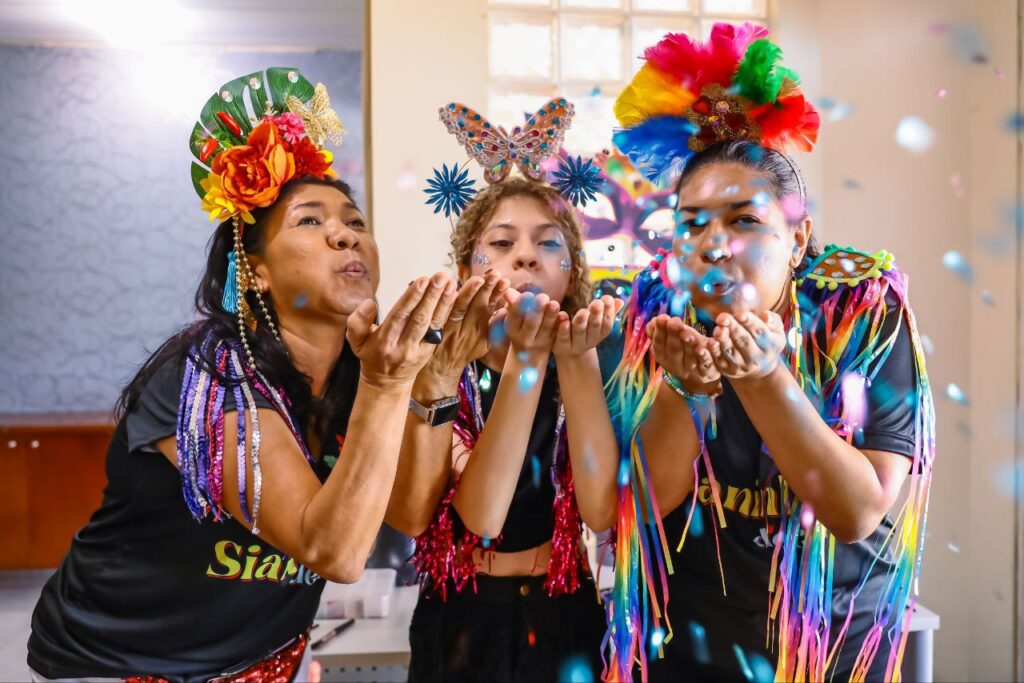 Carnaval que gera renda: empreendedores utilizam da criatividade para produzir adereços 2 cultura aderecos carnaval marcely gomes 02 1024x683 1