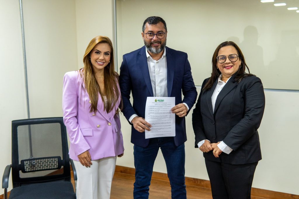 A pedido de Débora Menezes, Wilson Lima assina decreto que cria Programa Estadual das Escolas Cívico-Militares no Amazonas