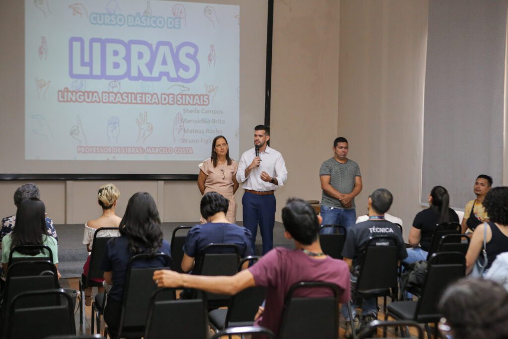 Amazonastur capacita profissionais do turismo em curso de Libras 2 Amazonastur Cerimonia de abertura do curso de libras para o trade 2 1 1 1024x683 1