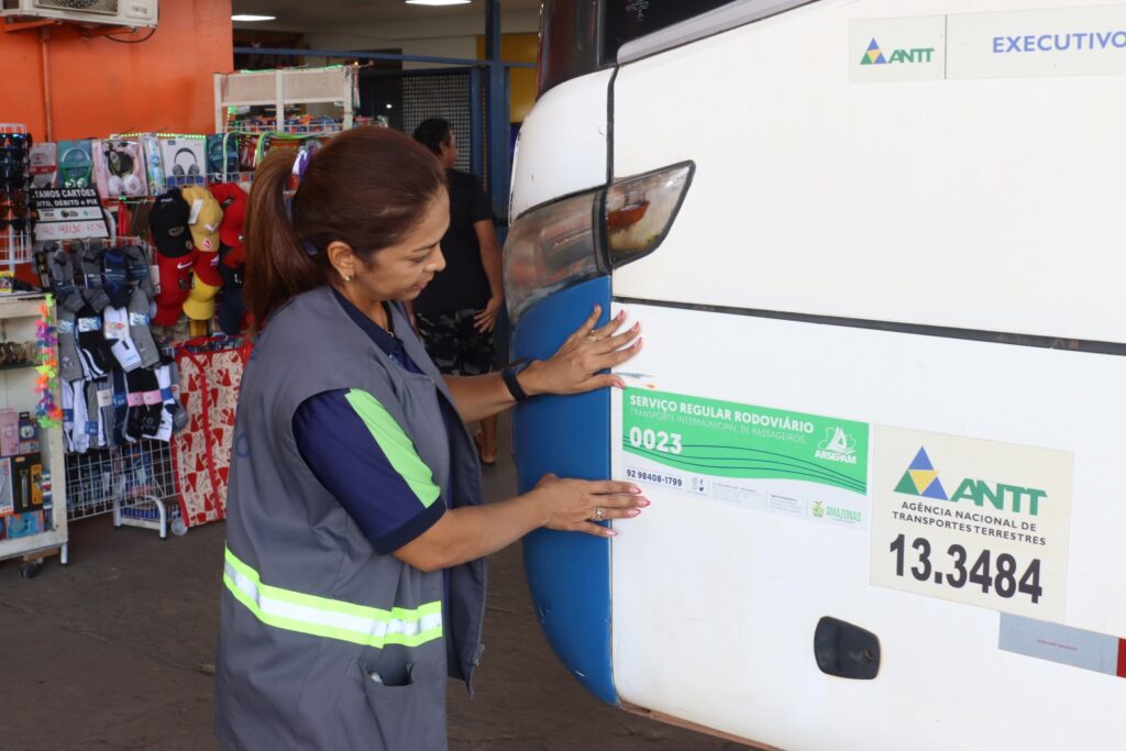 Arsepam inicia campanha Transporte Clandestino Não É Opção 3 Arsepam 2 Fiscal verificando adesivos de identificacao da Arsepam 21 02 2024 1024x683 1