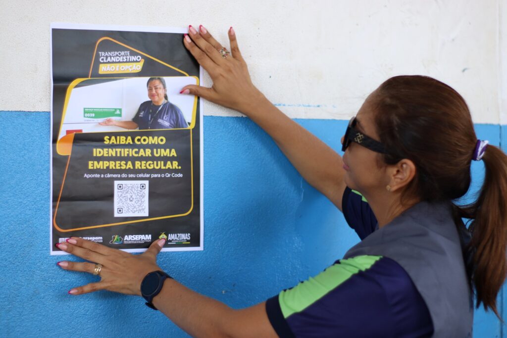 Arsepam inicia campanha Transporte Clandestino Não É Opção 4 Arsepam 3 Fiscal afixando cartaz de identificacao da Arsepam 21 02 2024 1024x683 1