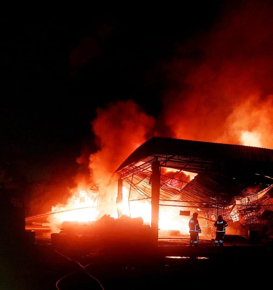 Corpo de Bombeiros combate incêndio de grande proporção em fábrica de colchões no bairro Distrito 4 CBMAM INCENDIO EM FABRICA DE COLCHOES DIVULGACAO 1