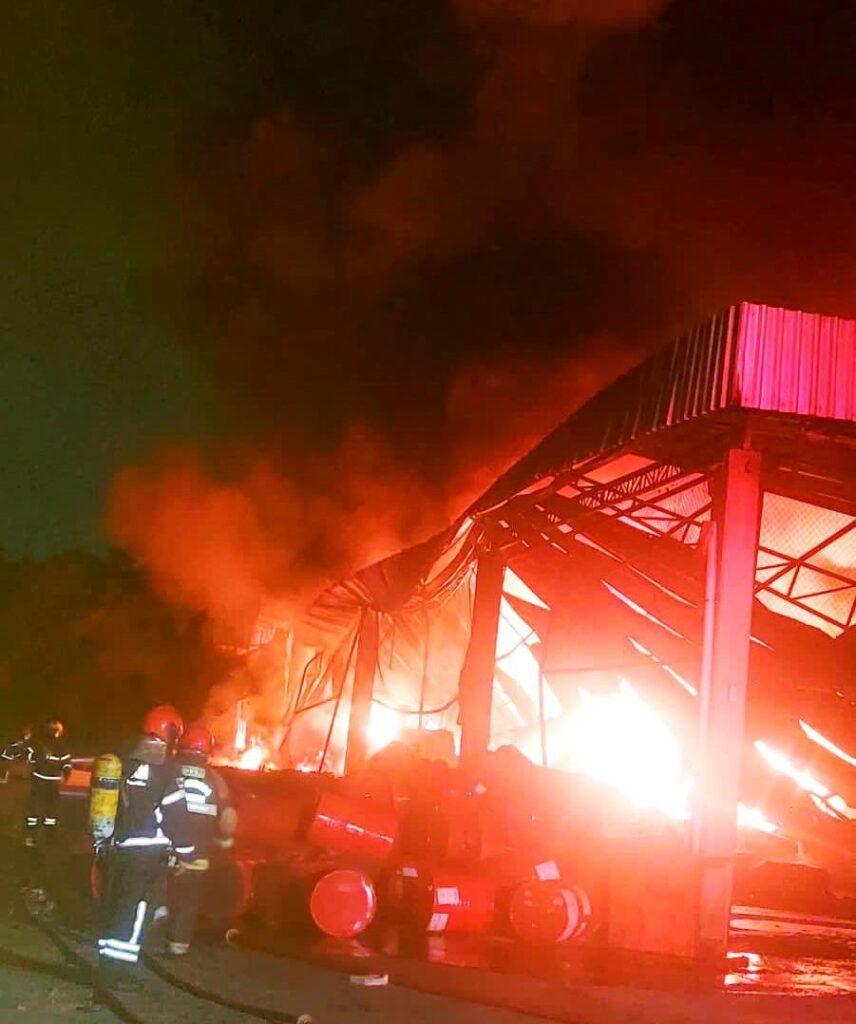 Corpo de Bombeiros combate incêndio de grande proporção em fábrica de colchões no bairro Distrito 3 CBMAM INCENDIO EM FABRICA DE COLCHOES DIVULGACAO 2 856x1024 1
