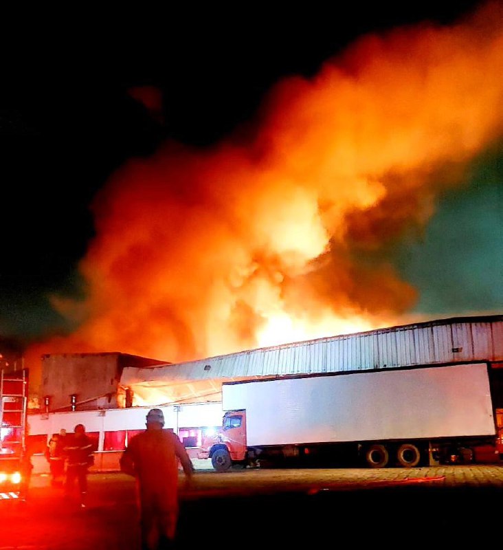 Corpo de Bombeiros combate incêndio de grande proporção em fábrica de colchões no bairro Distrito 2 CBMAM INCENDIO EM FABRICA DE COLCHOES DIVULGACAO 4