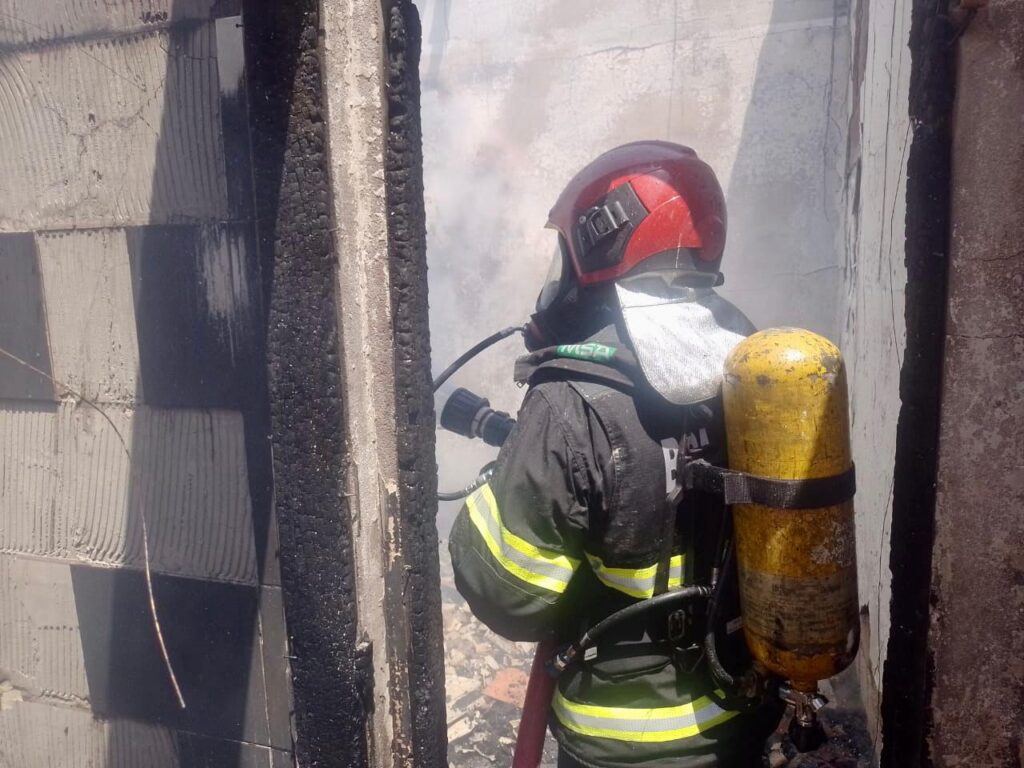 Corpo de Bombeiros combate incêndio em residência no bairro Dom Pedro 2 CBMAM INCENDIO EM RESIDENCIA NO DOM PEDRO 1 1024x768 1